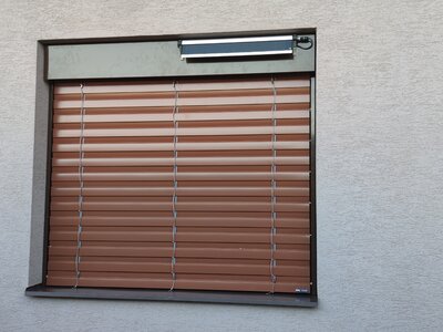 Venkovní žaluzie na solární pohon
