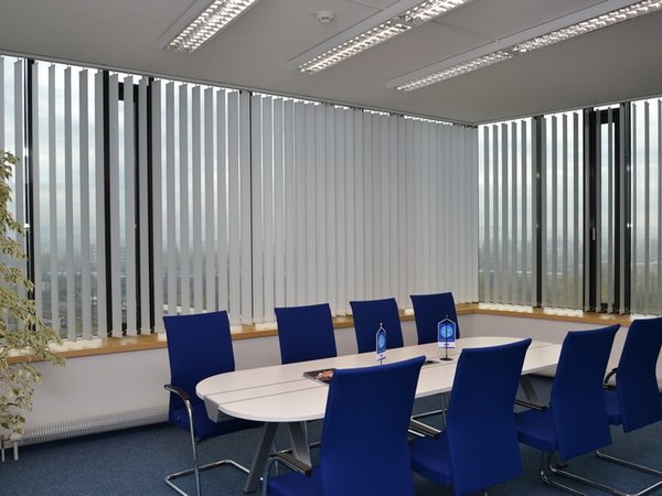 Administrativní prostory v budově AZ Tower, Brno - vertikální žaluzie a interiérové žaluzie Basic Design